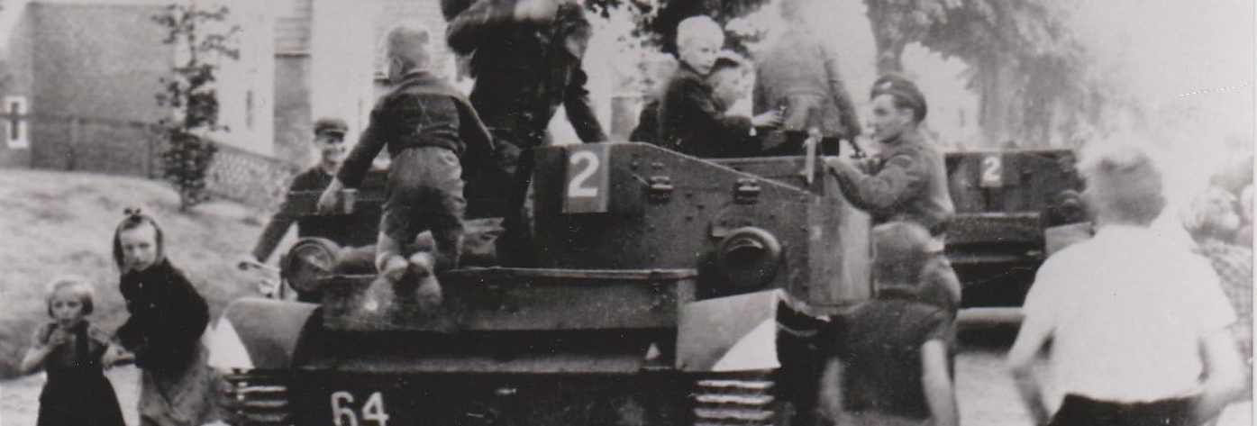 Canadezen met kinderen op de tank bij de bevrijding. Bron: RHC GA, Groninger Archieven.